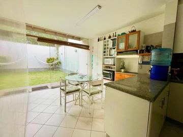 VENDO LINDA CASA / 3 DOR / CONDOMINIO / BATALLONES / SANTA TERESA / DISEÑADA POR ARQ. MALACHOWSKI,  TECHOS ALTOS, ESPACIOS AMPLIOS, MUY ILUMINADA
