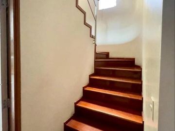 VENDO LINDA CASA / 3 DOR / CONDOMINIO / BATALLONES / SANTA TERESA / DISEÑADA POR ARQ. MALACHOWSKI,  TECHOS ALTOS, ESPACIOS AMPLIOS, MUY ILUMINADA