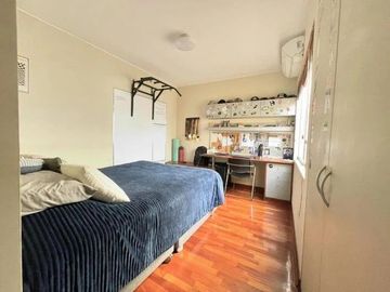 VENDO LINDA CASA / 3 DOR / CONDOMINIO / BATALLONES / SANTA TERESA / DISEÑADA POR ARQ. MALACHOWSKI,  TECHOS ALTOS, ESPACIOS AMPLIOS, MUY ILUMINADA