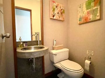 VENDO LINDA CASA / 3 DOR / CONDOMINIO / BATALLONES / SANTA TERESA / DISEÑADA POR ARQ. MALACHOWSKI,  TECHOS ALTOS, ESPACIOS AMPLIOS, MUY ILUMINADA