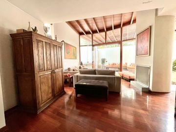 VENDO LINDA CASA / 3 DOR / CONDOMINIO / BATALLONES / SANTA TERESA / DISEÑADA POR ARQ. MALACHOWSKI,  TECHOS ALTOS, ESPACIOS AMPLIOS, MUY ILUMINADA