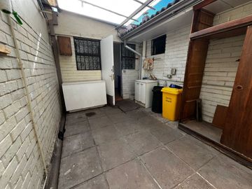 OPORTUNIDAD ! CASA CON GRAN UBICACIÓN Y EXCELENTE POTENCIAL PARA REMODELAR 4D2B + SERVICIOS - CENCO ALTO LAS CONDES