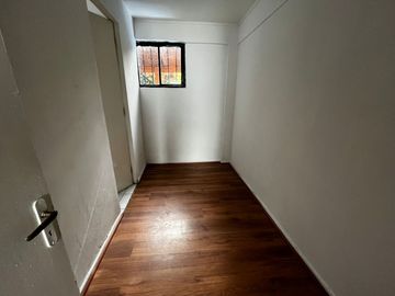 OPORTUNIDAD ! CASA CON GRAN UBICACIÓN Y EXCELENTE POTENCIAL PARA REMODELAR 4D2B + SERVICIOS - CENCO ALTO LAS CONDES