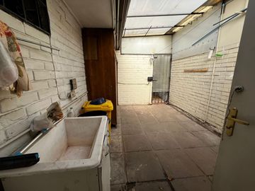 OPORTUNIDAD ! CASA CON GRAN UBICACIÓN Y EXCELENTE POTENCIAL PARA REMODELAR 4D2B + SERVICIOS - CENCO ALTO LAS CONDES