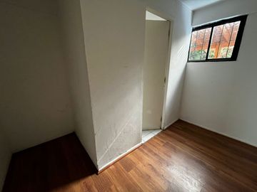 OPORTUNIDAD ! CASA CON GRAN UBICACIÓN Y EXCELENTE POTENCIAL PARA REMODELAR 4D2B + SERVICIOS - CENCO ALTO LAS CONDES