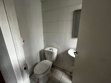 OPORTUNIDAD ! CASA CON GRAN UBICACIÓN Y EXCELENTE POTENCIAL PARA REMODELAR 4D2B + SERVICIOS - CENCO ALTO LAS CONDES
