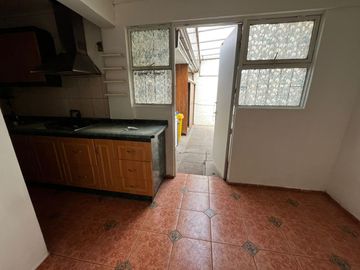 OPORTUNIDAD ! CASA CON GRAN UBICACIÓN Y EXCELENTE POTENCIAL PARA REMODELAR 4D2B + SERVICIOS - CENCO ALTO LAS CONDES