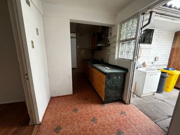 OPORTUNIDAD ! CASA CON GRAN UBICACIÓN Y EXCELENTE POTENCIAL PARA REMODELAR 4D2B + SERVICIOS - CENCO ALTO LAS CONDES