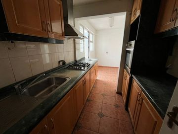 OPORTUNIDAD ! CASA CON GRAN UBICACIÓN Y EXCELENTE POTENCIAL PARA REMODELAR 4D2B + SERVICIOS - CENCO ALTO LAS CONDES