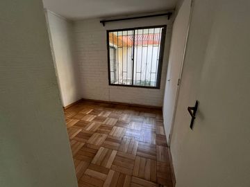 OPORTUNIDAD ! CASA CON GRAN UBICACIÓN Y EXCELENTE POTENCIAL PARA REMODELAR 4D2B + SERVICIOS - CENCO ALTO LAS CONDES