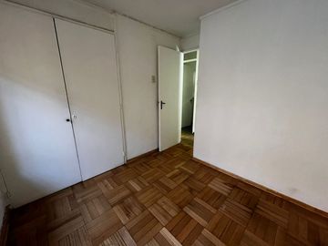OPORTUNIDAD ! CASA CON GRAN UBICACIÓN Y EXCELENTE POTENCIAL PARA REMODELAR 4D2B + SERVICIOS - CENCO ALTO LAS CONDES