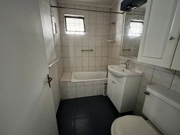 OPORTUNIDAD ! CASA CON GRAN UBICACIÓN Y EXCELENTE POTENCIAL PARA REMODELAR 4D2B + SERVICIOS - CENCO ALTO LAS CONDES