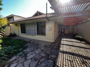 OPORTUNIDAD ! CASA CON GRAN UBICACIÓN Y EXCELENTE POTENCIAL PARA REMODELAR 4D2B + SERVICIOS - CENCO ALTO LAS CONDES