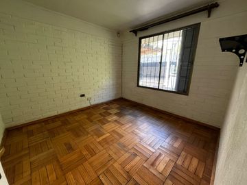 OPORTUNIDAD ! CASA CON GRAN UBICACIÓN Y EXCELENTE POTENCIAL PARA REMODELAR 4D2B + SERVICIOS - CENCO ALTO LAS CONDES