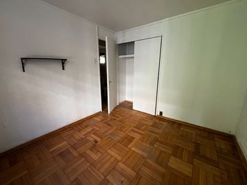 OPORTUNIDAD ! CASA CON GRAN UBICACIÓN Y EXCELENTE POTENCIAL PARA REMODELAR 4D2B + SERVICIOS - CENCO ALTO LAS CONDES