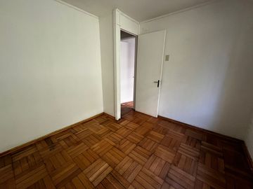 OPORTUNIDAD ! CASA CON GRAN UBICACIÓN Y EXCELENTE POTENCIAL PARA REMODELAR 4D2B + SERVICIOS - CENCO ALTO LAS CONDES