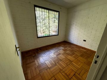OPORTUNIDAD ! CASA CON GRAN UBICACIÓN Y EXCELENTE POTENCIAL PARA REMODELAR 4D2B + SERVICIOS - CENCO ALTO LAS CONDES