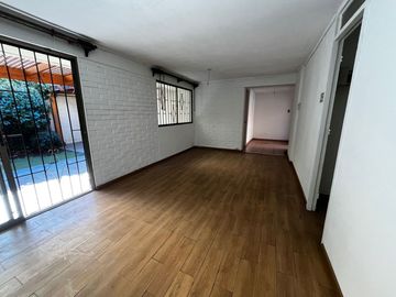 OPORTUNIDAD ! CASA CON GRAN UBICACIÓN Y EXCELENTE POTENCIAL PARA REMODELAR 4D2B + SERVICIOS - CENCO ALTO LAS CONDES