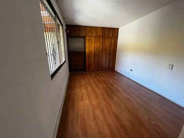 OPORTUNIDAD ! CASA CON GRAN UBICACIÓN Y EXCELENTE POTENCIAL PARA REMODELAR 4D2B + SERVICIOS - CENCO ALTO LAS CONDES