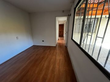 OPORTUNIDAD ! CASA CON GRAN UBICACIÓN Y EXCELENTE POTENCIAL PARA REMODELAR 4D2B + SERVICIOS - CENCO ALTO LAS CONDES