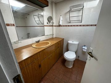 OPORTUNIDAD ! CASA CON GRAN UBICACIÓN Y EXCELENTE POTENCIAL PARA REMODELAR 4D2B + SERVICIOS - CENCO ALTO LAS CONDES