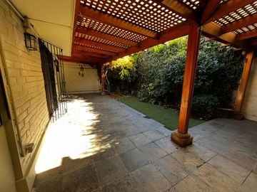 OPORTUNIDAD ! CASA CON GRAN UBICACIÓN Y EXCELENTE POTENCIAL PARA REMODELAR 4D2B + SERVICIOS - CENCO ALTO LAS CONDES