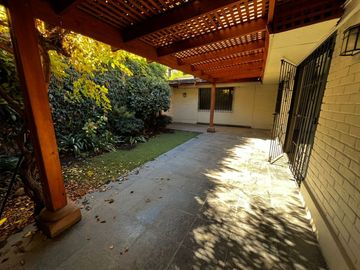 OPORTUNIDAD ! CASA CON GRAN UBICACIÓN Y EXCELENTE POTENCIAL PARA REMODELAR 4D2B + SERVICIOS - CENCO ALTO LAS CONDES