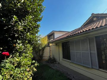 OPORTUNIDAD ! CASA CON GRAN UBICACIÓN Y EXCELENTE POTENCIAL PARA REMODELAR 4D2B + SERVICIOS - CENCO ALTO LAS CONDES