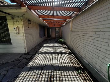 OPORTUNIDAD ! CASA CON GRAN UBICACIÓN Y EXCELENTE POTENCIAL PARA REMODELAR 4D2B + SERVICIOS - CENCO ALTO LAS CONDES