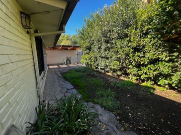OPORTUNIDAD ! CASA CON GRAN UBICACIÓN Y EXCELENTE POTENCIAL PARA REMODELAR 4D2B + SERVICIOS - CENCO ALTO LAS CONDES
