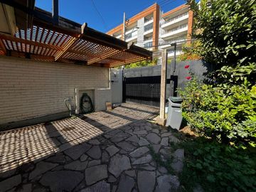 OPORTUNIDAD ! CASA CON GRAN UBICACIÓN Y EXCELENTE POTENCIAL PARA REMODELAR 4D2B + SERVICIOS - CENCO ALTO LAS CONDES