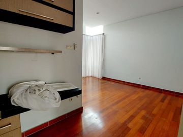DISEWAKAN RUMAH MEWAH LUAS DI KOMPLEK KEBAYORAN BINTARO