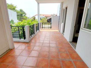 DISEWAKAN RUMAH MEWAH LUAS DI KOMPLEK KEBAYORAN BINTARO