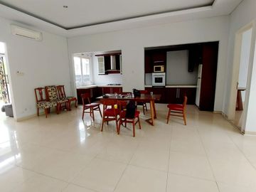 DISEWAKAN RUMAH MEWAH LUAS DI KOMPLEK KEBAYORAN BINTARO