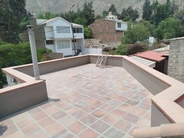 VENTA CASA URB. LOS GIRASOLES DE HUAMPANI CHACLACAYO 200 M2 $265 000