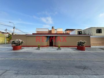 ¡Amplia Casa En Esquina En Venta En San Miguel!