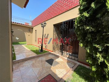 ¡Amplia Casa En Esquina En Venta En San Miguel!