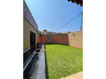 ¡Amplia Casa En Esquina En Venta En San Miguel!