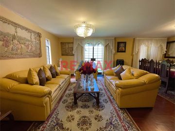 ¡Amplia Casa En Esquina En Venta En San Miguel!