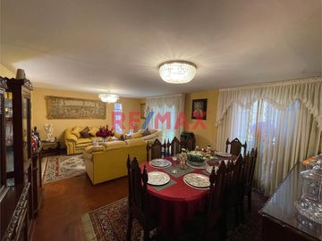 ¡Amplia Casa En Esquina En Venta En San Miguel!