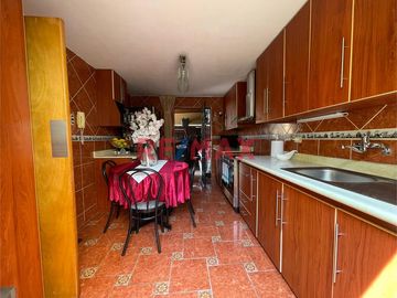 ¡Amplia Casa En Esquina En Venta En San Miguel!