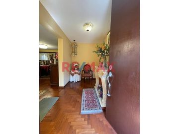 ¡Amplia Casa En Esquina En Venta En San Miguel!