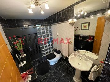 ¡Amplia Casa En Esquina En Venta En San Miguel!