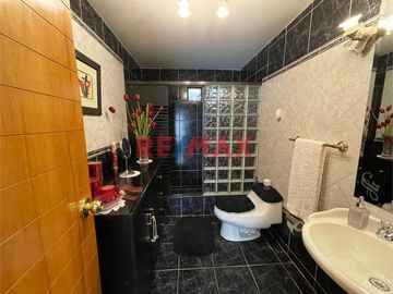 ¡Amplia Casa En Esquina En Venta En San Miguel!
