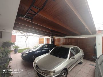 Oferta ! Vendo casa en calle residencial cerca de estación de tres San Borja Sur !