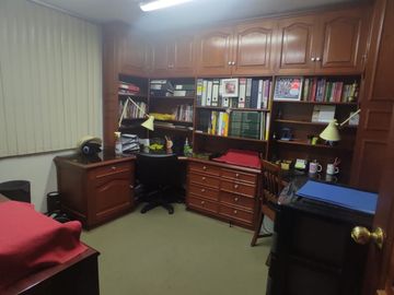 Oferta ! Vendo casa en calle residencial cerca de estación de tres San Borja Sur !