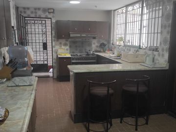 Oferta ! Vendo casa en calle residencial cerca de estación de tres San Borja Sur !