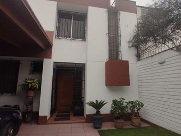 Oferta ! Vendo casa en calle residencial cerca de estación de tres San Borja Sur !