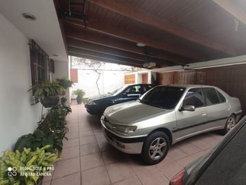 Oferta ! Vendo casa en calle residencial cerca de estación de tres San Borja Sur !