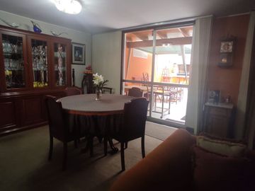 Oferta ! Vendo casa en calle residencial cerca de estación de tres San Borja Sur !